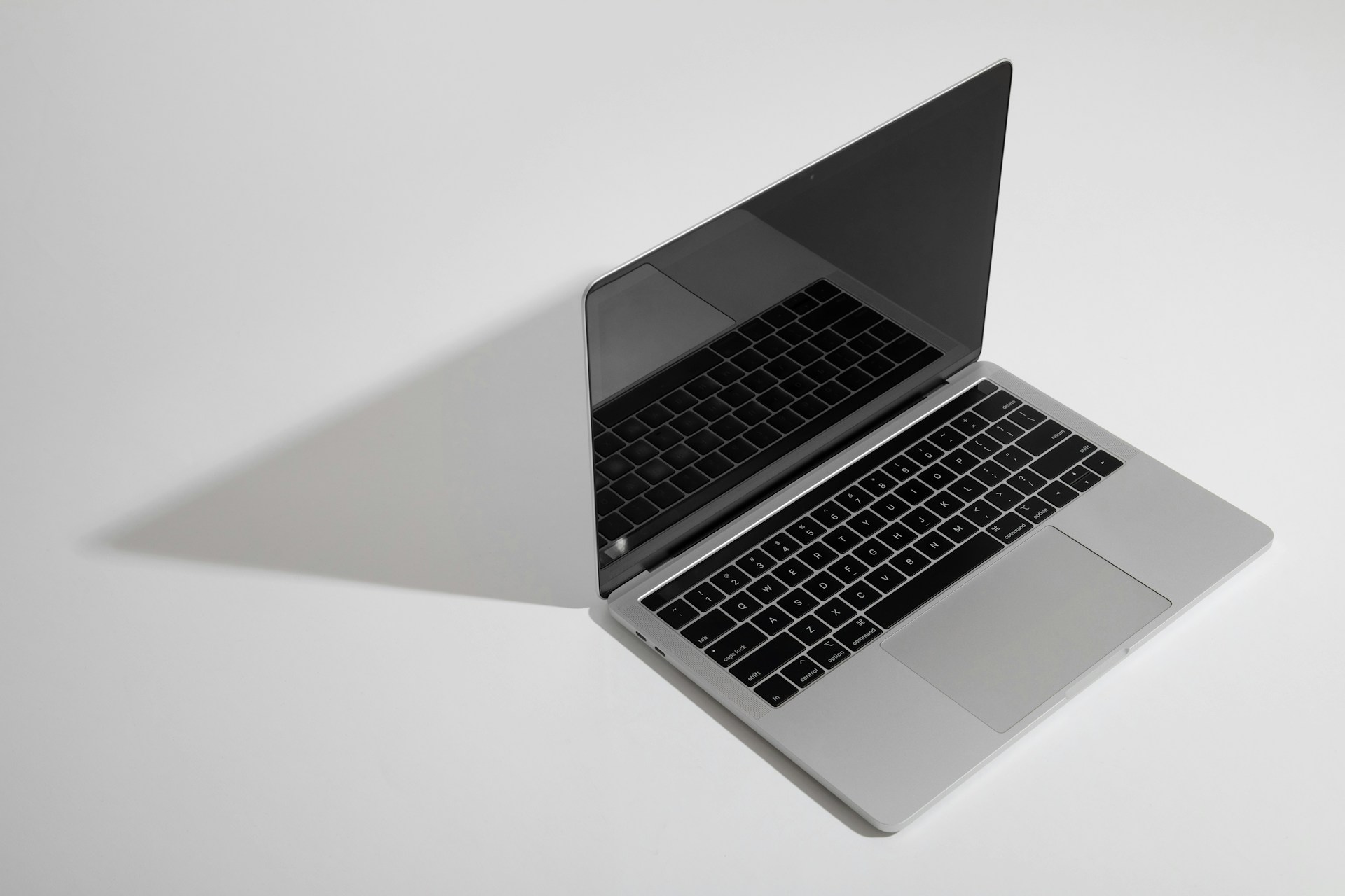 蘋果公司將推出 20 吋「無折痕」摺疊屏幕 MacBook 的傳聞