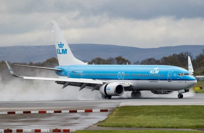 1661px-KLM_Boeing_737-800_PH-BCD_26038861623.jpg