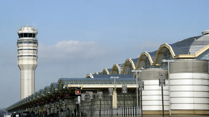 1920px-Ronald_Reagan_Washington_National_Airport_-_entrance_and_control_tower.webp.webp