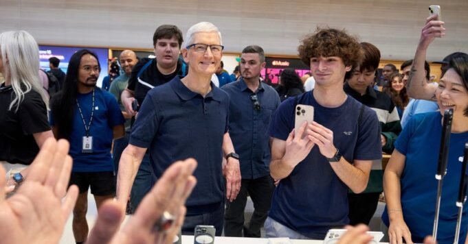 Apple-Fifth-Avenue-New-York-Tim-Cook-with-customers-and-team-members-240920.jpg