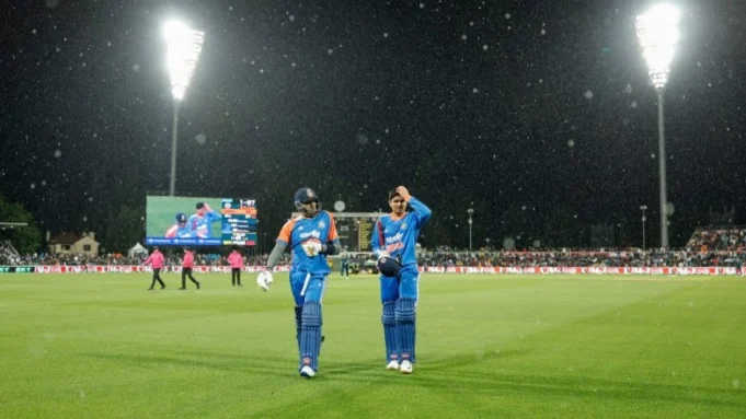 Suryakumar-Yadav-and-Shubman-Gill-walk-off-as-rain-stops-play-in-IND-vs-AUS-1st-T20I-2025-784x441.j.webp