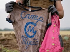 家人起訴神秘營因洪水疏散延誤造成6人死亡。