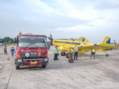 Pertamina Air 使用牽引機向貝拿勒斯亞齊運送燃料。