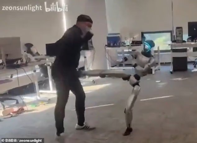 哦！觀看一名男子被模仿其動作的機器人踢中腹股溝的令人難以置信的時刻