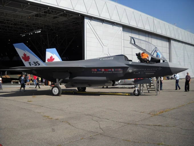 1440px-Lockheed_Martin_F-35_Lightning_II_mock-up_04.webp.webp
