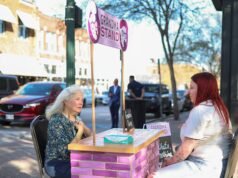 你感到孤獨嗎?來奶奶攤位真誠交談