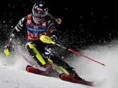 米凱拉·希夫林 (Mikaela Shiffrin) 連續第四次贏得奧運會賽季的迴轉比賽,對手在夜間比賽中步履蹣跚