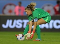 球星們與老將門將阿麗莎·納赫 (Alyssa Naher) 簽約至 2026 年