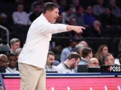 克萊姆森隊的狄龍·亨特(Dillon Hunter)爆冷,快速超越默瑟(Mercer)以避免打滑