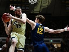 奧斯卡·克拉夫 (Oscar Cluff) 出色的投籃讓普渡大學 (Purdue) 超越馬凱特大學 (Marquette) 排名第六