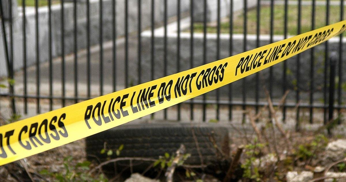 致命死亡：兄弟殺死父母，跳上火車
