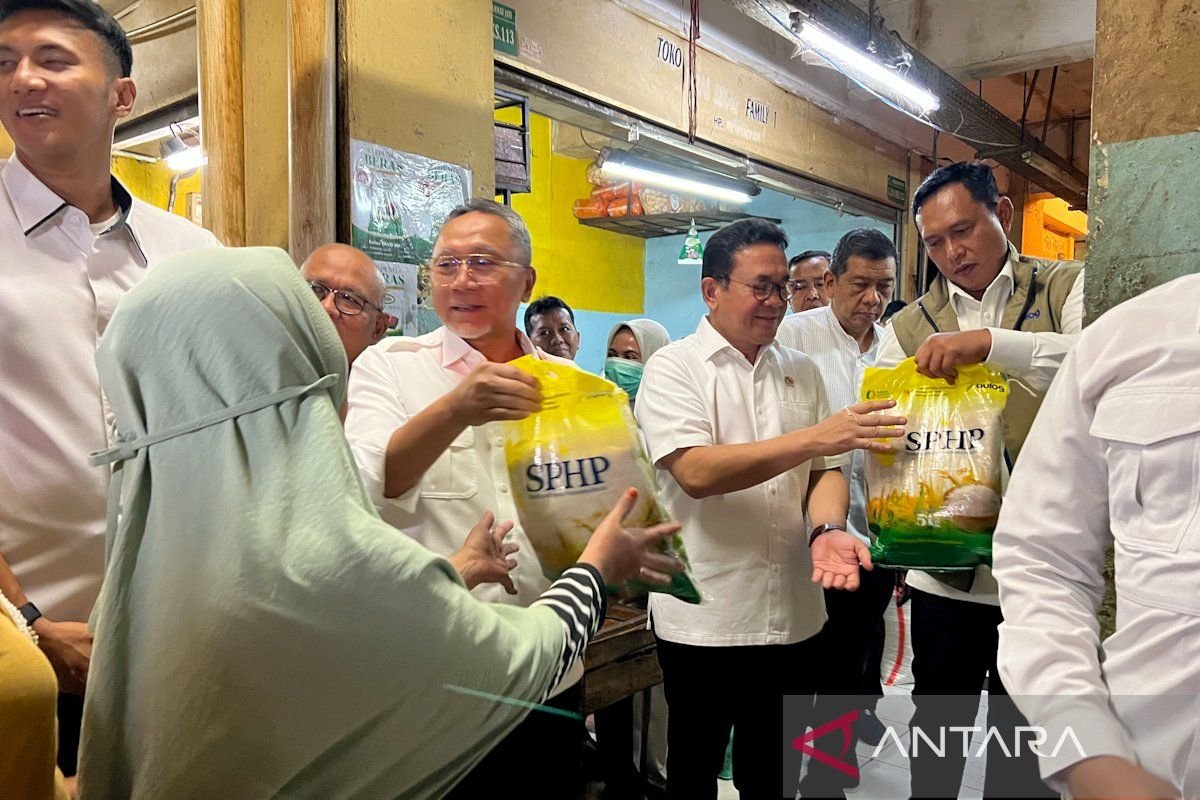 Julhas 向 Kramat Jati 市場居民免費分發了 100 袋 SPHP 大米。