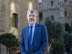 “並在沒有預算的情況下為國王服務”