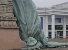 自由女神像被強風吹倒