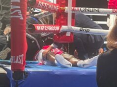 安東尼·霍洛威在斯托克頓的一場拳擊比賽中摔倒後,人們紛紛為他祈禱。