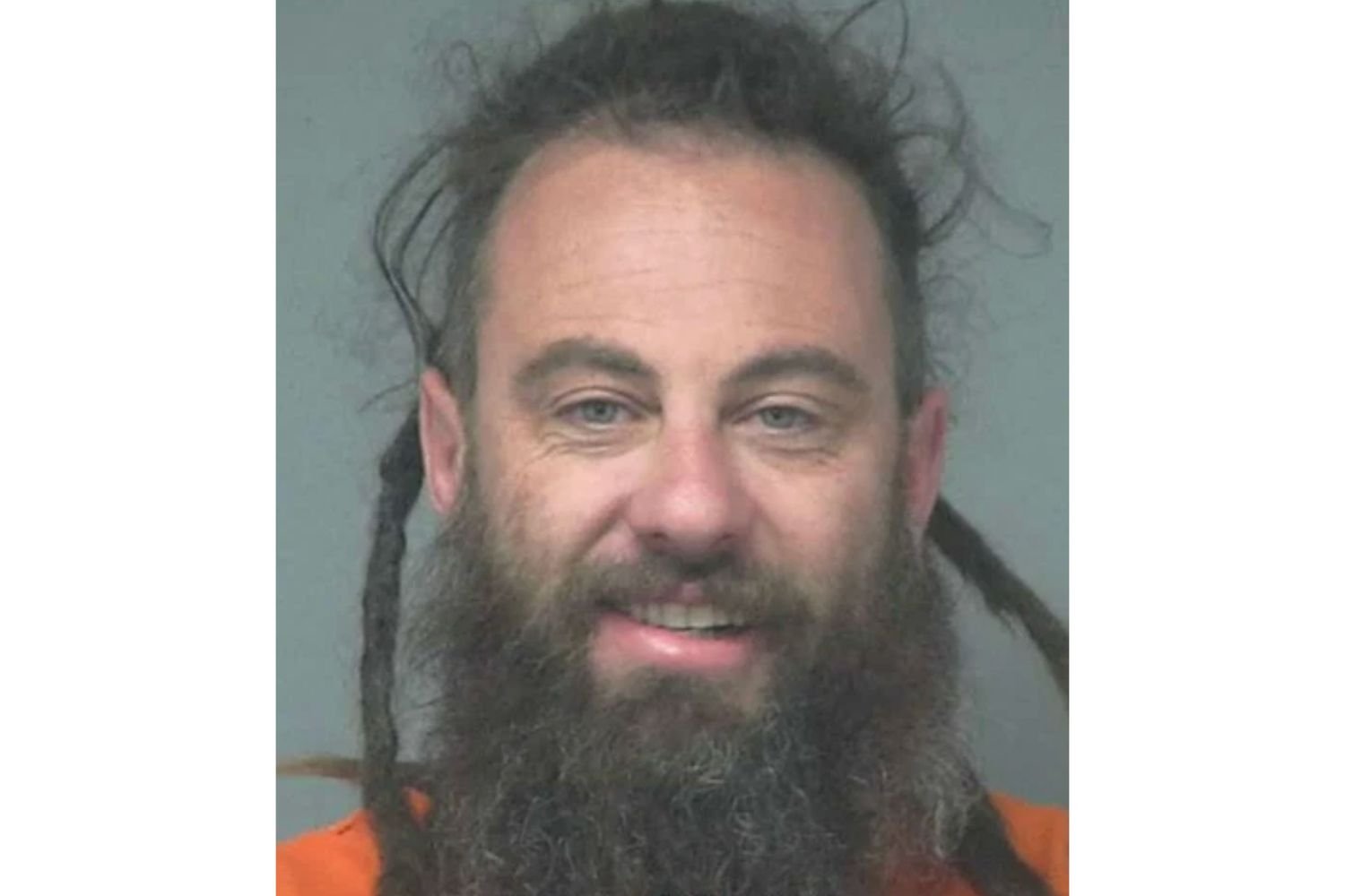 一位真人秀明星在獄友去世後面臨謀殺指控