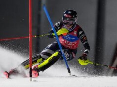 米凱拉·希夫林 (Mikaela Shiffrin) 領先當晚激流迴旋第一場比賽,參賽者則蹲在燈光下 – 《丹佛郵報》