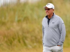 亞利桑那州立大學橄欖球教練菲爾·米克爾森公開強忍淚水,獲得大量支持