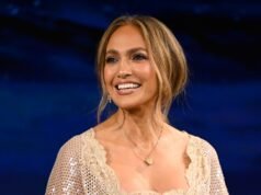 詹妮弗·洛佩茲 (Jennifer Lopez) 與她罕見的姐妹們一起穿著視錯覺連衣裙閃耀