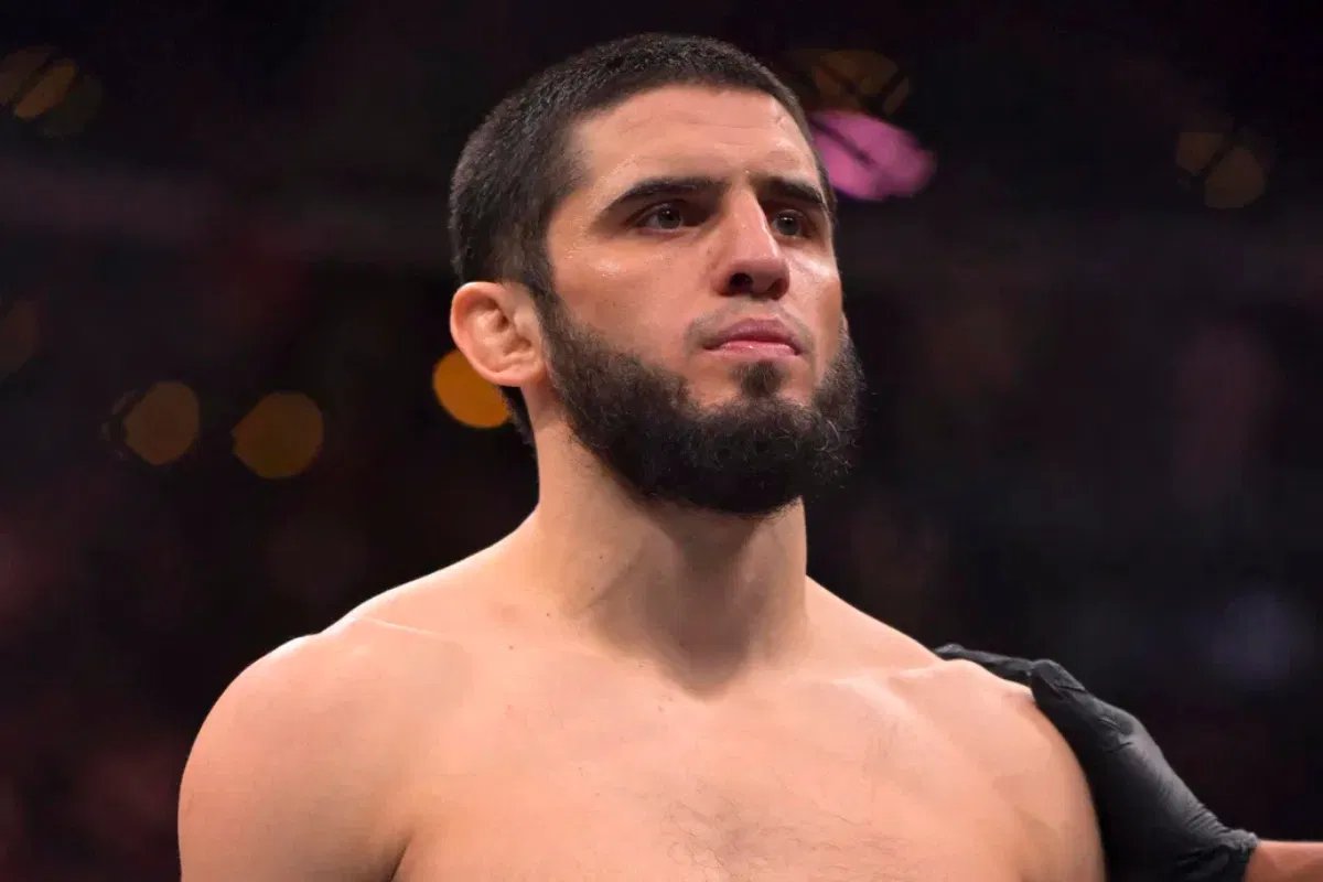 伊斯蘭·馬哈喬夫為自己的隊友的 UFC 冠軍報仇。