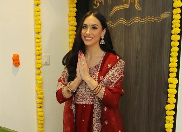 Lauren-Gottlieb-performs-Grah-Pooja-in-new-house.jpg