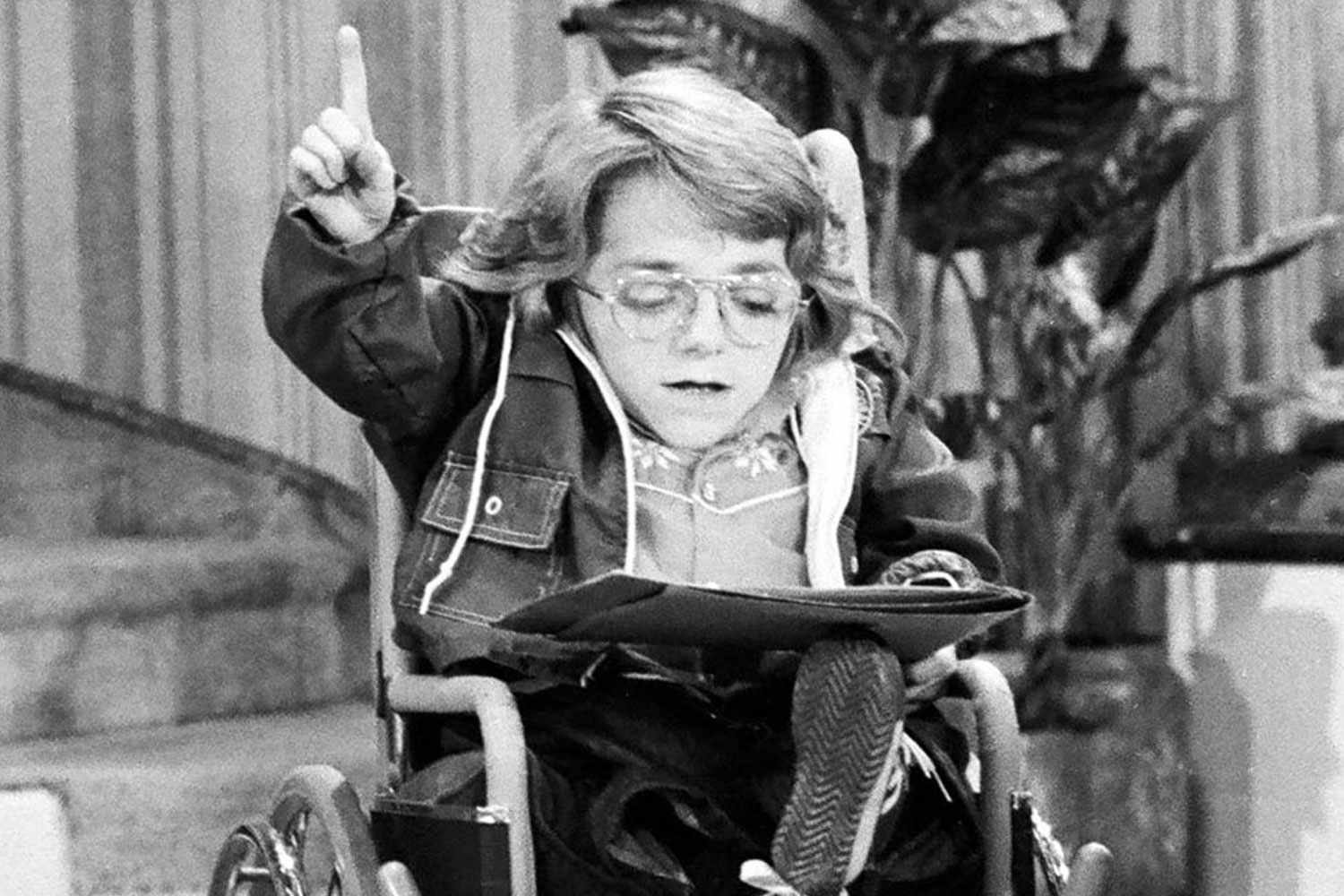 梅蘭妮·沃森（Melanie Watson）曾表示，她在《Diff’rent Strokes》片場使用輪椅時遇到了困難。
