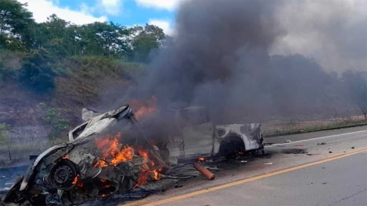 巴西悲劇：迎頭相撞引發火災，造成11人死亡，其中包括兩名兒童