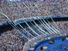 賽車打開了氣缸,以便球迷可以觀看對陣學生隊的決賽