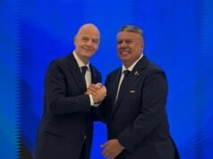奇基·塔皮亞 (Chiqui Tapia) 與詹尼·因凡蒂諾 (Gianni Infantino) 一起在國際足聯的新職位上首次亮相
