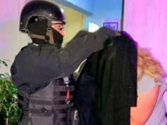 一名母親和她的兩個女兒因在學校附近出售毒品而被捕