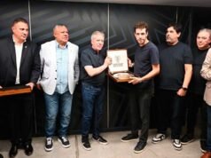 埃利亞斯·蘇亞雷斯參加了在尤尼科球場舉行的職業聯賽決賽的官方禮物交換活動