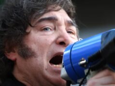 米萊在科爾多瓦唱歌、簽名並感謝選民