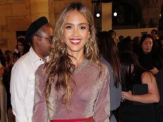 傑西卡·阿爾芭 (Jessica Alba) 在 Instagram 上分享家庭度假的比基尼照片