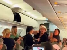 一群遊客顯然處於醉酒狀態,造成騷亂並下了飛機