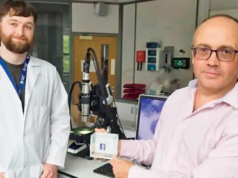 英國藝術家用微型笑臉雕塑創造新紀錄