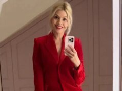 霍莉·威洛比 (Holly Willoughby) 因將騎手從摩托車上撞下而被法庭起訴,之後在聖誕節之夜穿著喜慶的紅色套裝