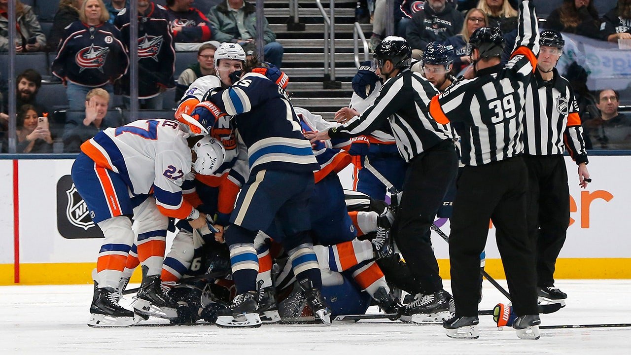 NHL 新聞：混亂接管了藍衣隊與島民隊的比賽