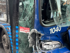 一輛失控的 MTA 巴士在布朗克斯區撞上一輛汽車,造成 8 人受傷