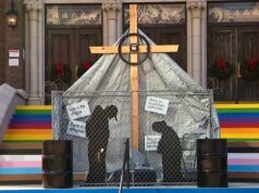 達拉斯的一座教堂展示了關在籠子裡的移民的耶穌誕生場景,引發了爭論。