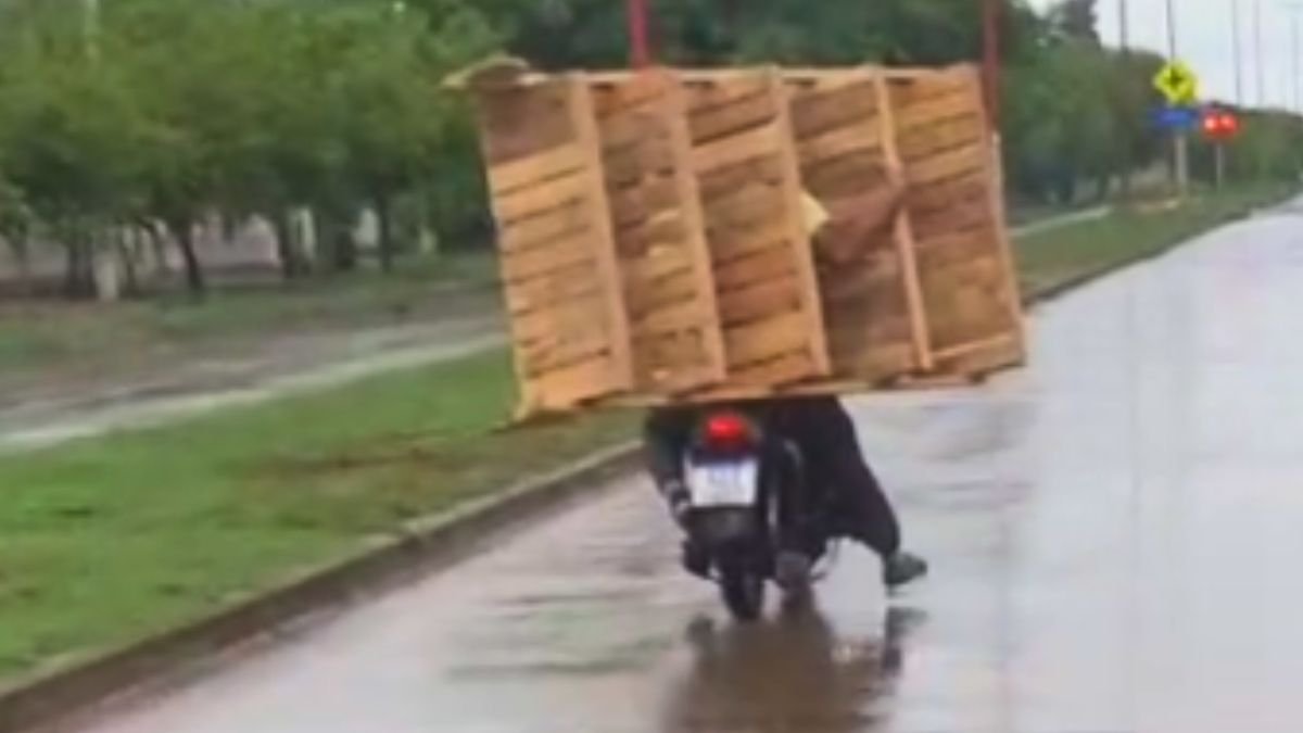 沒有戴頭盔，在雨中：兩名摩托車手被拍到沿著盧戈內斯大道移動家具