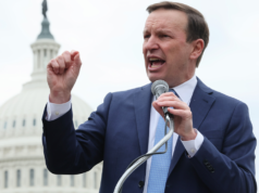 墨菲參議員指責特朗普“令人眼花繚亂的競選活動增加了暴力”