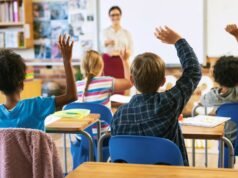 在紐約數學排名中,特許學校的表現優於公立學校。