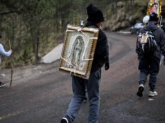 朝聖者湧向墨西哥城大教堂慶祝瓜達盧佩聖母