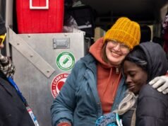 在嚴寒中,夜間事工為戶外營地的西區人帶來溫暖:“就像家人一樣”