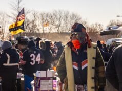 在第四場寒冷的士兵場比賽之前,熊隊球迷聚集在一起並尾隨