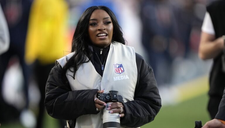 奧運選手西蒙·拜爾斯 (Simone Biles) 在 Bears 與 49ers 隊比賽前兼任攝影師