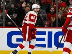 在沒有康納·貝達德和帕特里克·凱恩的第一場比賽中,黑鷹隊無力阻止紅翼隊