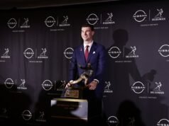 費爾南多·門多薩作為大學橄欖球頂級球員贏得海斯曼獎杯