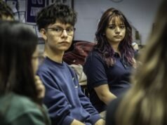 來認識一下那些正在籌集資金幫助父母被移民拘留的同學的青少年