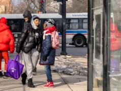 最後剩下的居民離開了被聯邦政府突襲的陷入困境的南岸大樓